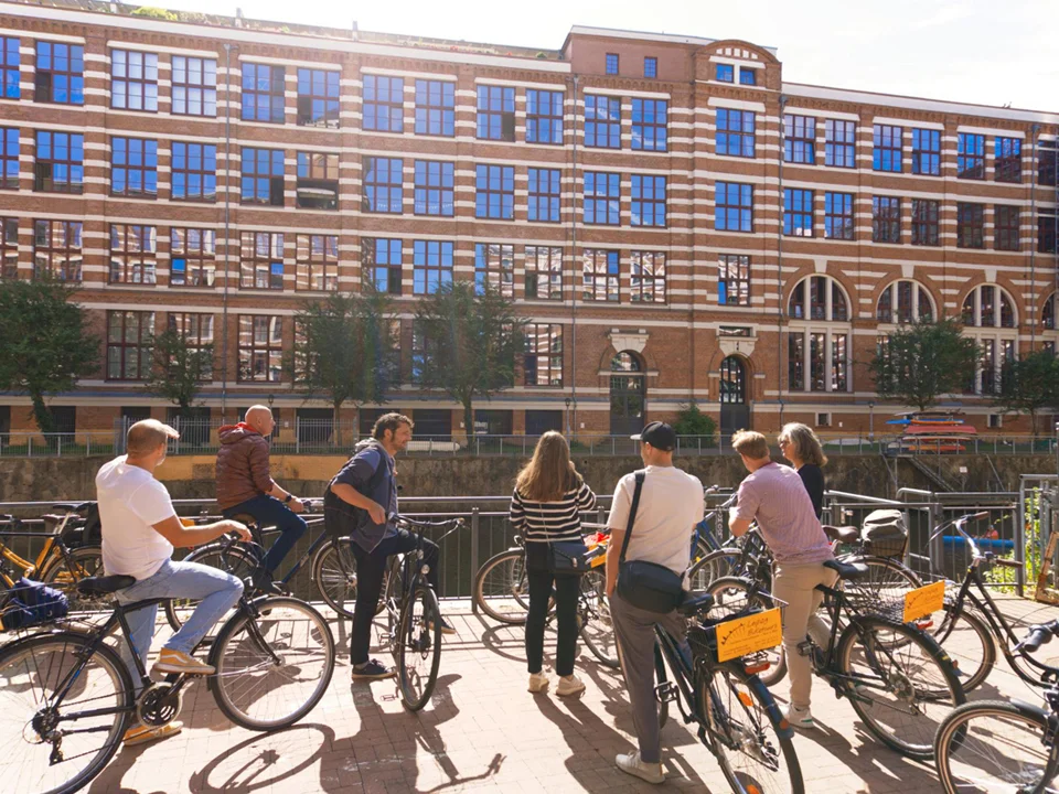 Die Gäste einer Fahrradtour begutachten die alte Industriearchitektur am Karl-heine-Kanal im Leipziger Westen