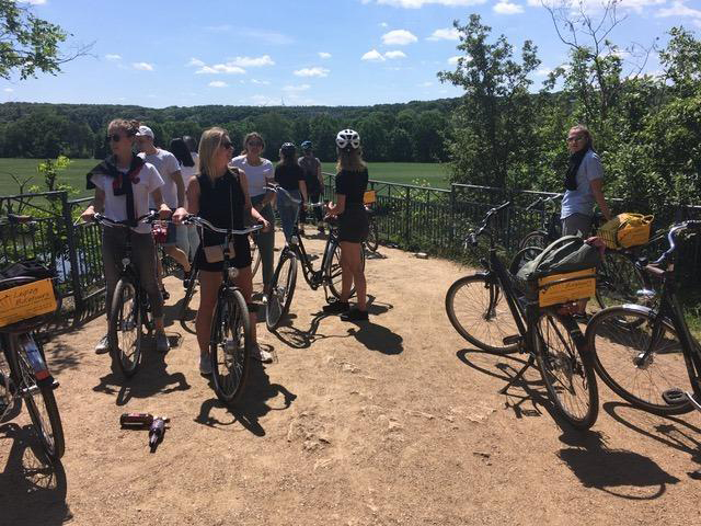 Gruppe in der Natur der Neuseenlandschaft