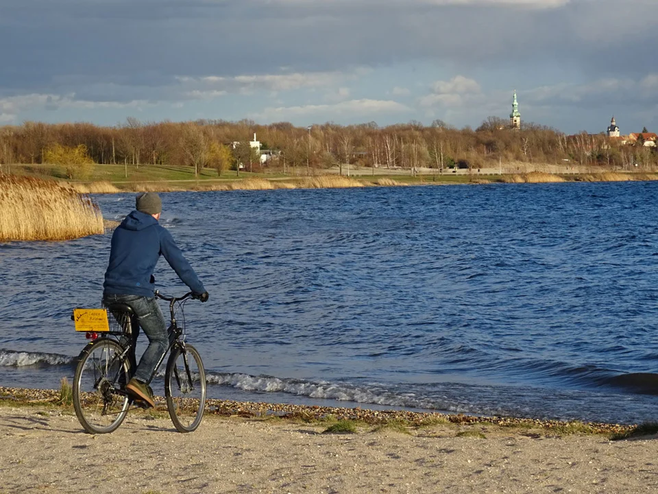 Ein Fahrradfahrer am Ufer des Cospudener Sees